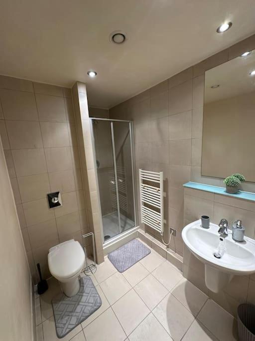 Modern 2-bedroom In Centre With Balcony, 2 Bathrooms & 4k Smart Tv - Sleeps 6 *