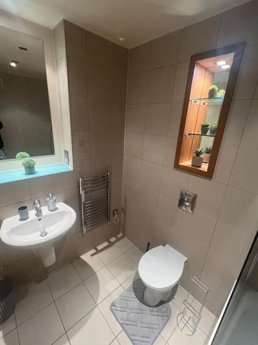 Modern 2-bedroom In Centre With Balcony, 2 Bathrooms & 4k Smart Tv - Sleeps 6