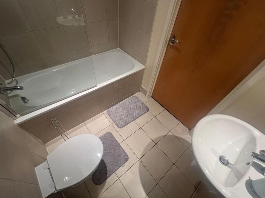 Modern 2-bedroom In Centre With Balcony, 2 Bathrooms & 4k Smart Tv - Sleeps 6 Apartment *