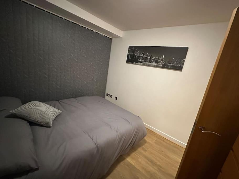 Modern 2-bedroom In Centre With Balcony, 2 Bathrooms & 4k Smart Tv - Sleeps 6 *