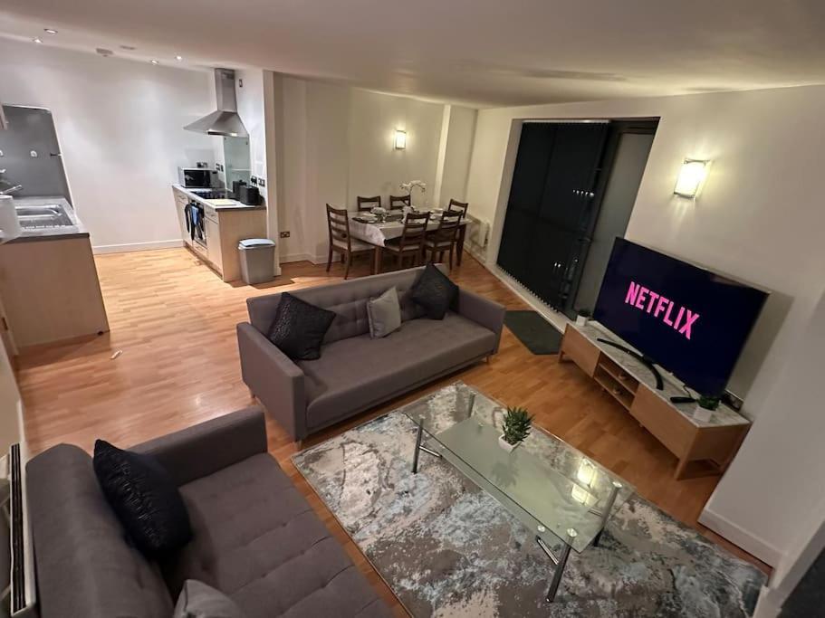Apartment Modern 2-bedroom In Centre With Balcony, 2 Bathrooms & 4k Smart Tv - Sleeps 6 *